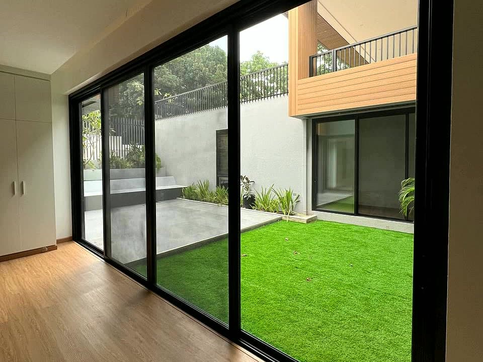 Black aluminum sliding window installation